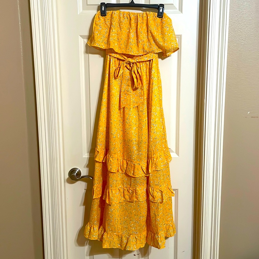 Fashion yellow Strapless maxi with tie waist. Size S